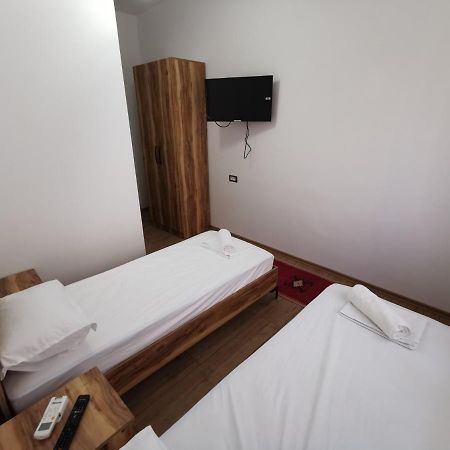 Bujtina Valgent Panzió Berat Kültér fotó