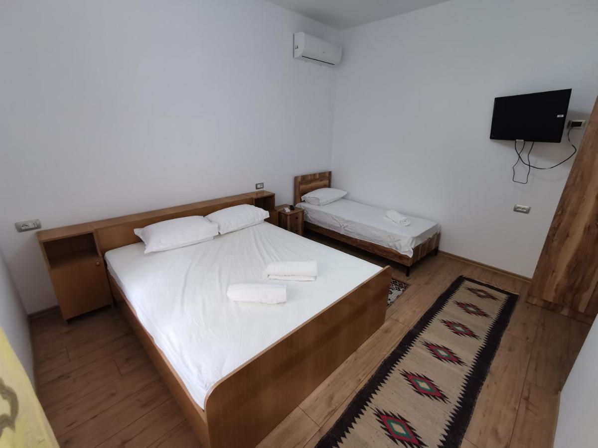 Bujtina Valgent Panzió Berat Kültér fotó