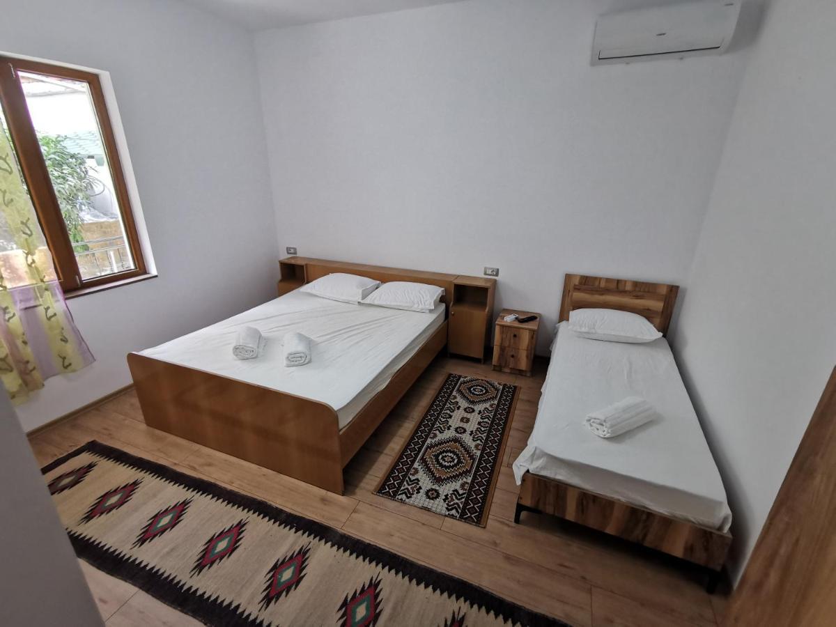 Bujtina Valgent Panzió Berat Kültér fotó