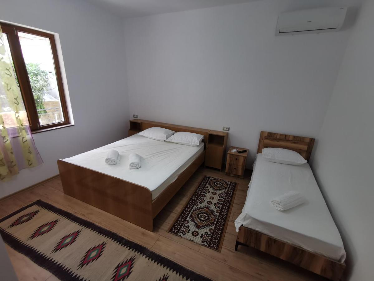 Bujtina Valgent Panzió Berat Kültér fotó
